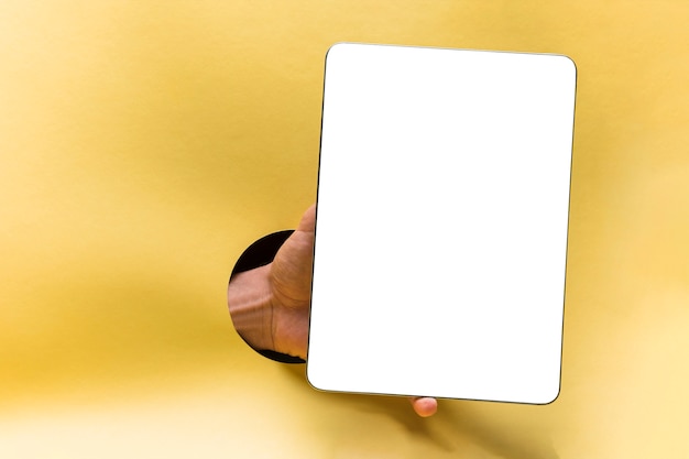 Вид спереди макет планшета с желтым фоном
