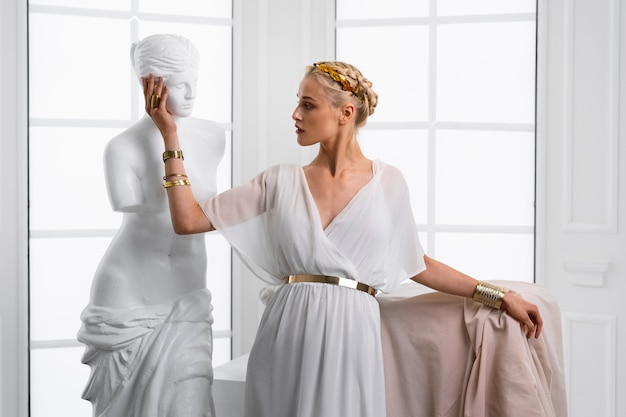 Бесплатное фото Модель вид спереди, изображающая из себя греческую богиню