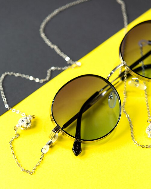 노랑-검정의 전면보기 현대 어두운 선글라스