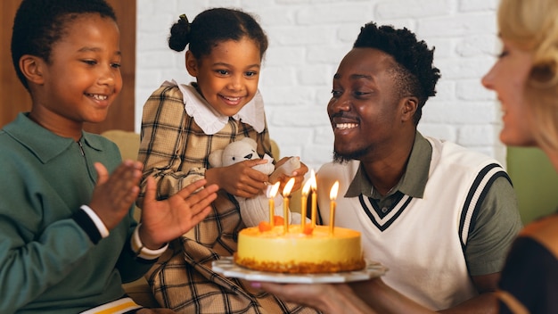 Famiglia moderna vista frontale in stile retrò