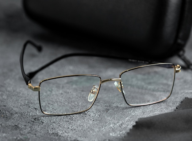 회색 배경에 고립 된 비전 안경 우아함에 현대적인 전면보기 현대 선글라스