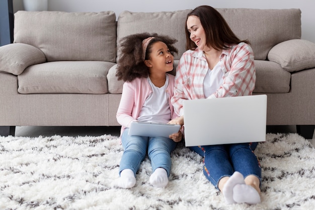 Free photo front view mother and daughter relaxing at home