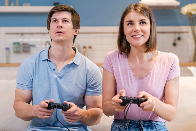 Мать и отец, вид спереди, играют в видеоигры