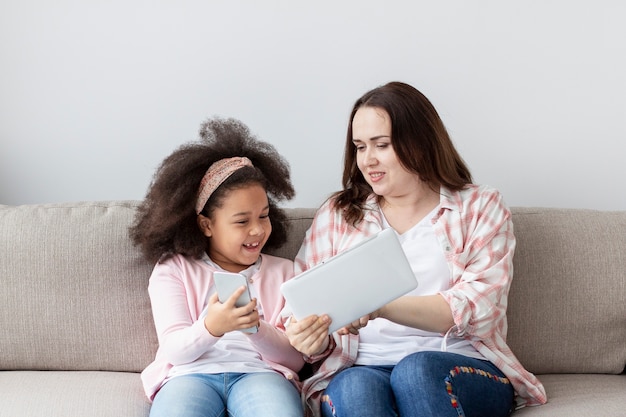 Free photo front view mother relaxing with daughter at home