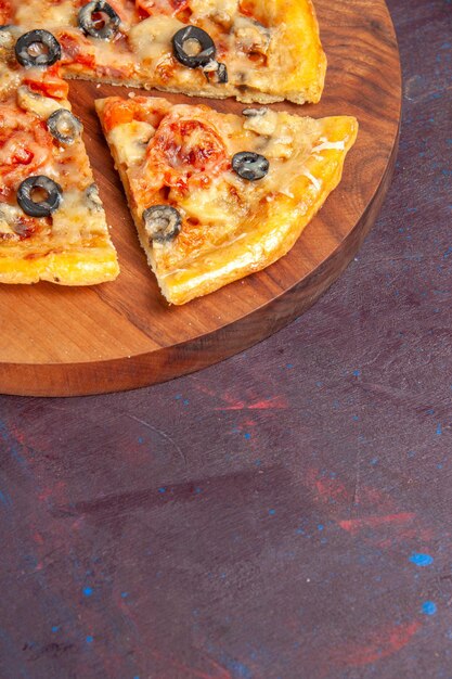 正面図マッシュルームピザスライスした調理済み生地とチーズとオリーブの暗い表面の食品イタリアンピザ焼き生地ミール