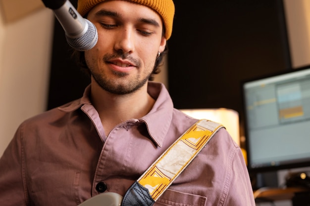 Foto gratuita musicista vista frontale che lavora in studio