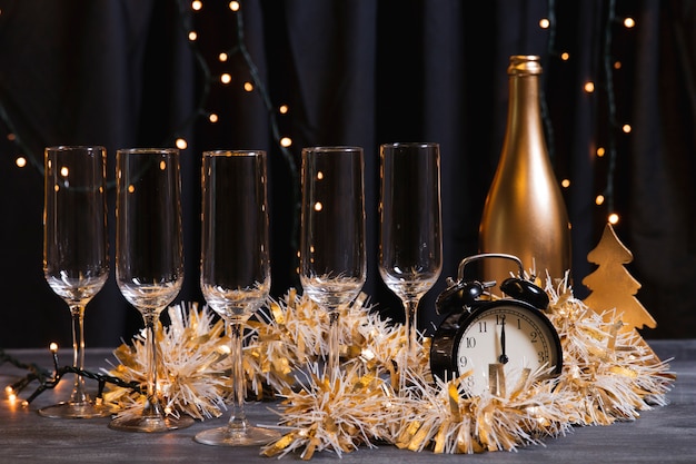 Вид спереди новогодняя ночь с шампанским