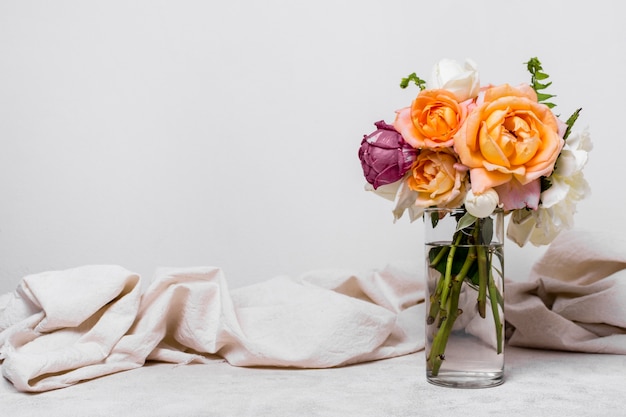 Foto gratuita vista frontale bella disposizione delle rose
