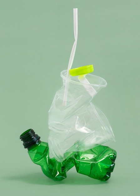 Assortimento di elementi in plastica non ecologici vista frontale