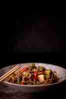 Foto gratuita vista frontale di noodles in ciotola con verdure