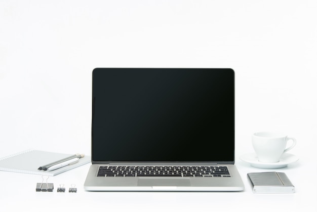 Вид спереди ноутбука и чашка кофе. Концепция вдохновения и макета