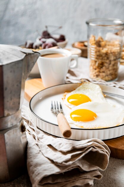 正面図栄養価の高い朝食の食事の構成