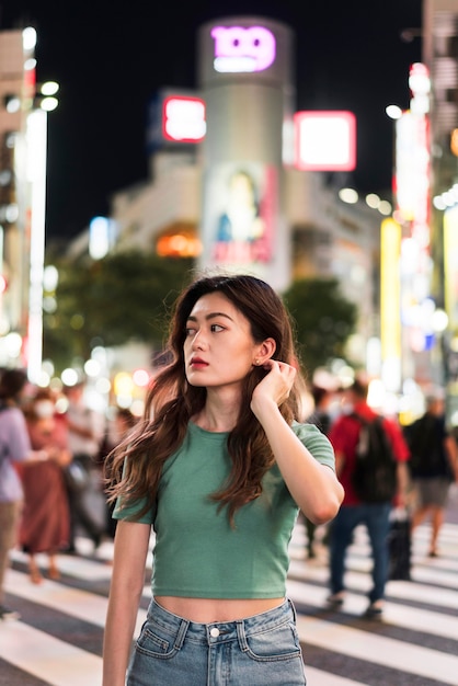Бесплатное фото Вид спереди красивой девушки в японии