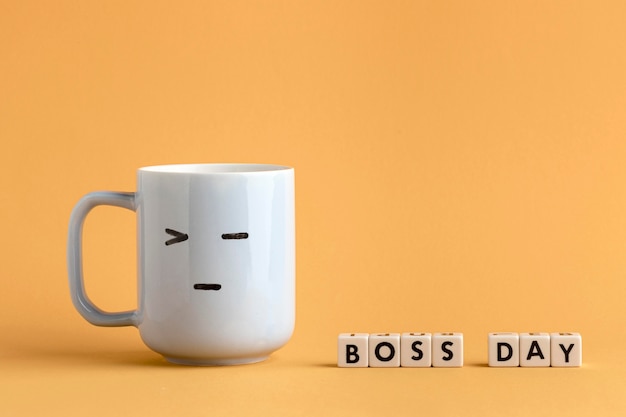 Бесплатное фото Вид спереди концепции босс день с чашками