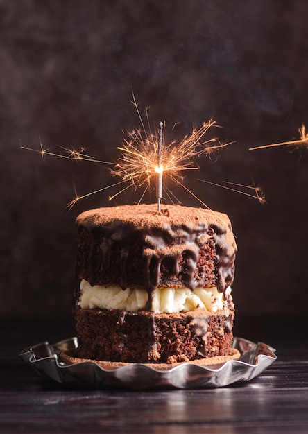 無料写真 線香花火でチョコレートケーキの正面図