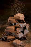 Бесплатное фото Вид спереди шоколада с какао-порошком