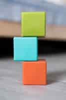 Бесплатное фото Вид спереди цветных сложенных кубиков