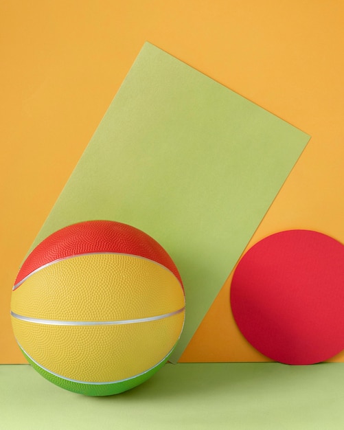 Бесплатное фото Вид спереди красочного баскетбола с копией пространства и бумаги