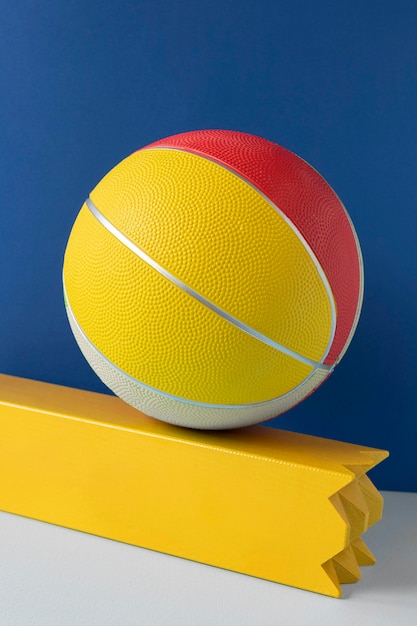 Бесплатное фото Вид спереди красочного баскетбола
