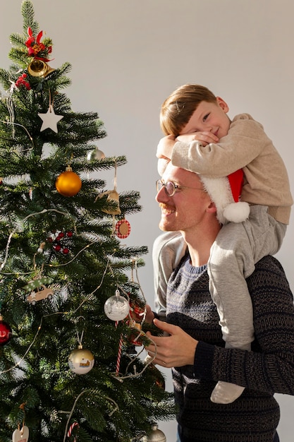 無料写真 クリスマスと父と息子の正面図
