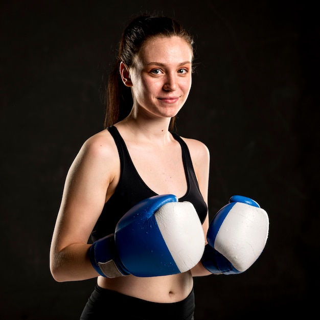 Бесплатное фото Вид спереди женского боксера с защитными перчатками