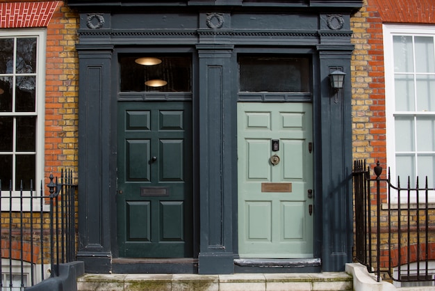 茶色の壁の玄関ドアの正面図 無料写真