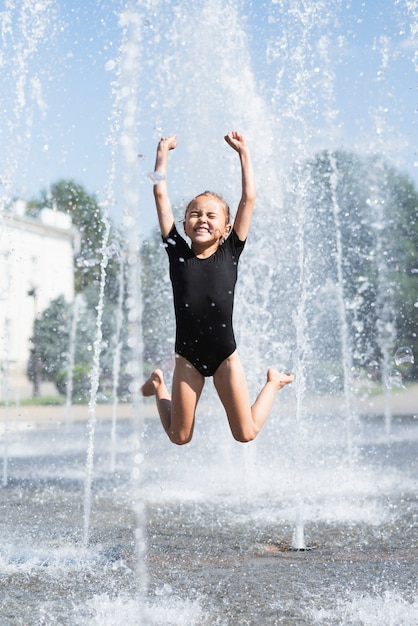 無料写真 噴水で遊ぶ女の子の正面図