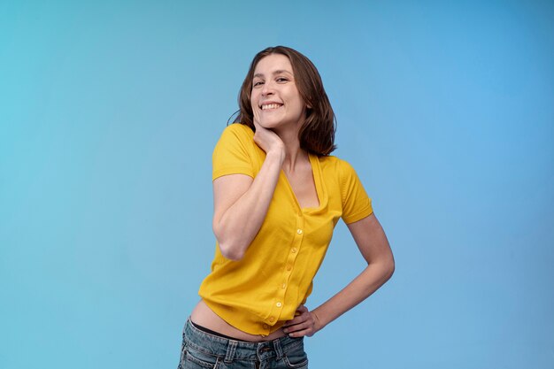 無邪気なスマイリー女性がポーズの正面図 無料の写真 無邪気なスマイリー女性がポーズの正面図 無料の写真