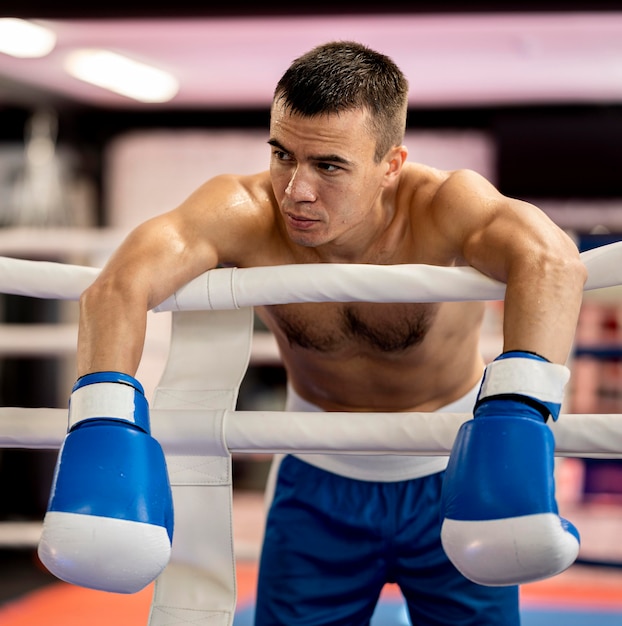 Бесплатное фото Вид спереди боксера мужского пола в ринге