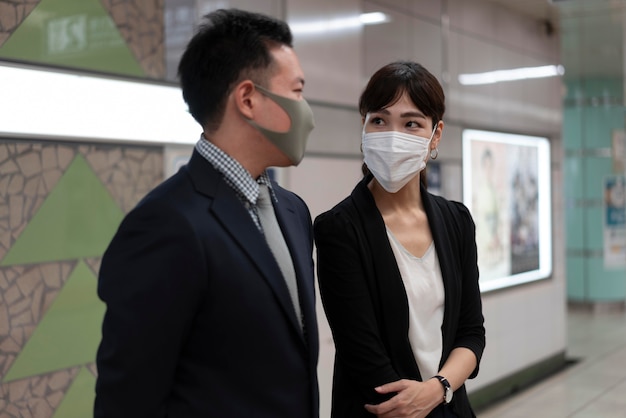 無料写真 フェイスマスクを身に着けている男性と女性の正面図
