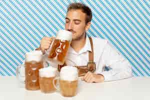 Бесплатное фото Вид спереди человека, пьющего светлое пиво