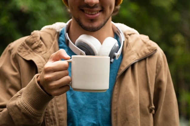 Бесплатное фото Вид спереди человека, пьющего кофе