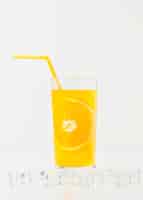 無料写真 ストローとオレンジジュースガラスの正面図