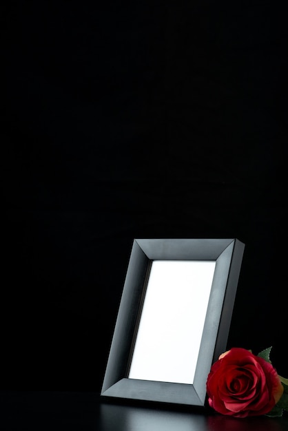 Бесплатное фото Рамка для рисунка с красной розой на черном, вид спереди