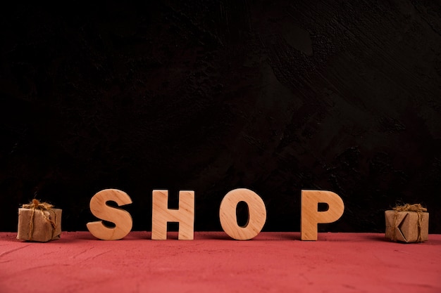 Бесплатное фото Вид спереди магазина слова на красном столе