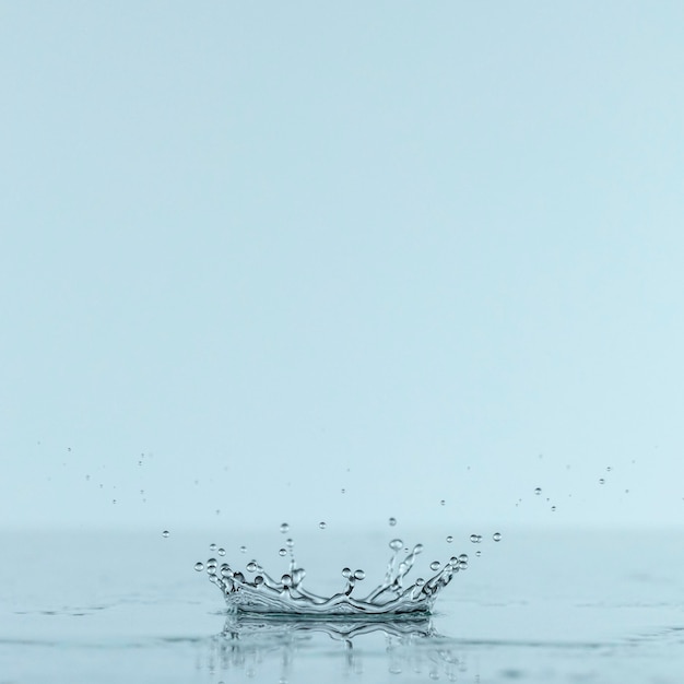 Бесплатное фото Вид спереди всплеск воды из капли с копией пространства