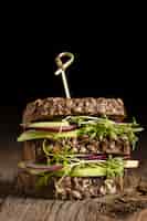 Бесплатное фото Вид спереди вкусного бутерброда с салатом