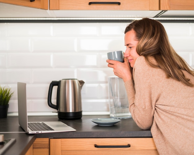 コーヒーを飲む女性の正面図