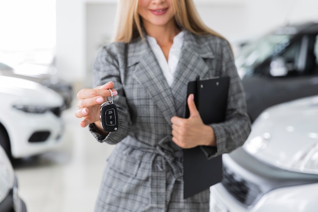 Бесплатное фото Вид спереди женщины, держащей ключи от машины