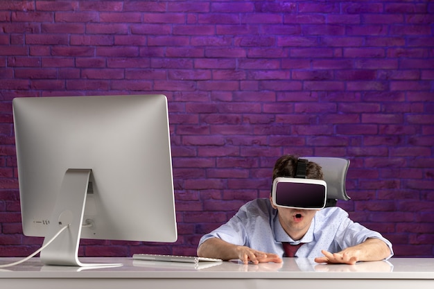 Free photo front view office worker behind office desk playing virtual reality