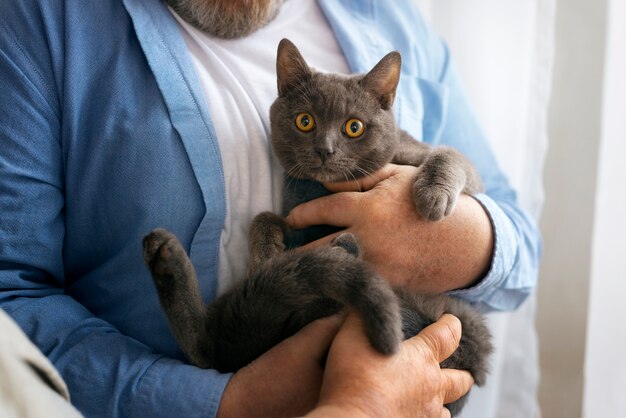 猫を抱えた正面老人