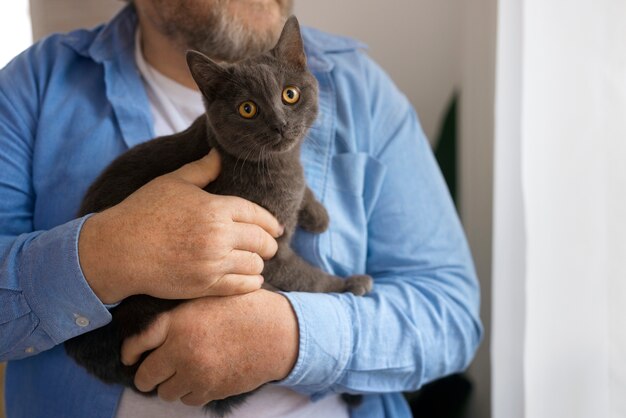 猫を抱えた正面老人