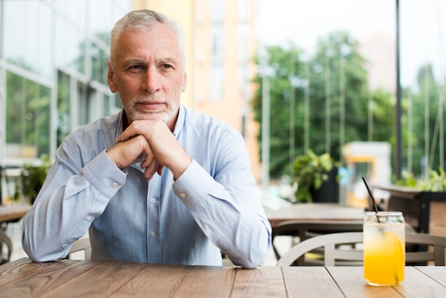 Free photo front view old man thinking