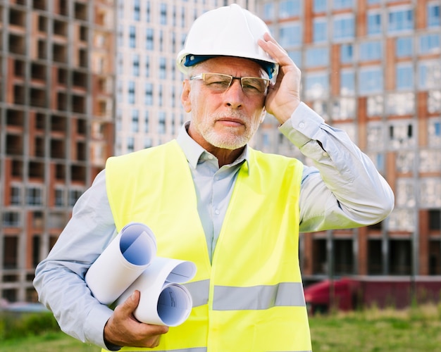 Free photo front view old man with yellow neon vest