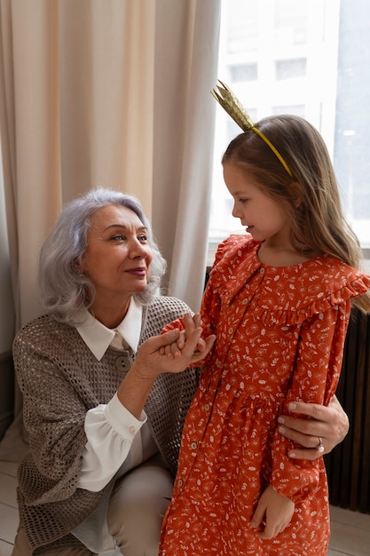 Free photo front view old woman and girl celebrating birthday