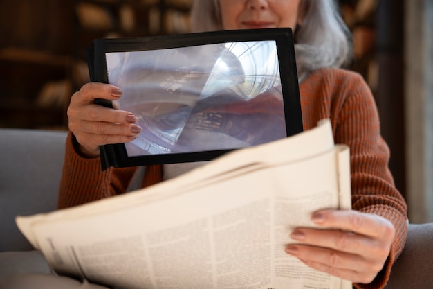 Foto gratuita donna anziana di vista frontale in biblioteca