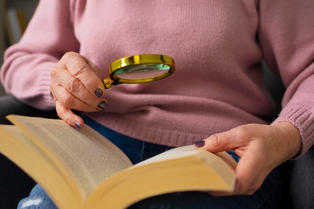 Free photo front view old woman reading at home