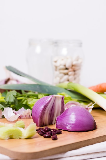 Free photo front view of onion on chopping board with beans
