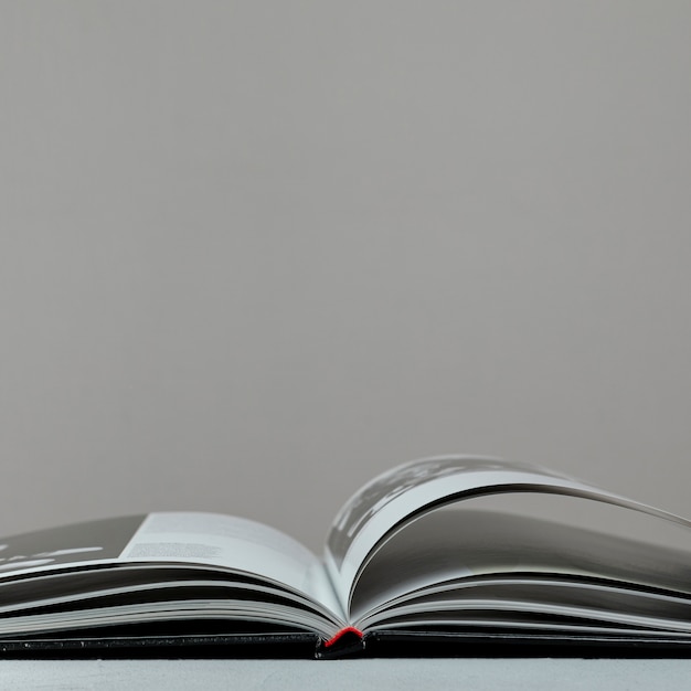 Вид спереди открытая книга с серым фоном