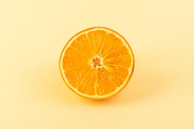 크림 컬러 배경 감귤류 과일 주스 여름에 고립 된 전면보기 오렌지 슬라이스 신선한 부드러운 육즙 익은